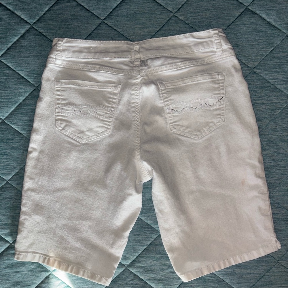 Women’s White Bermuda shorts
